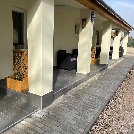 Levendula Vendeghaz Apartment Хайдубьосьормени Екстериор снимка