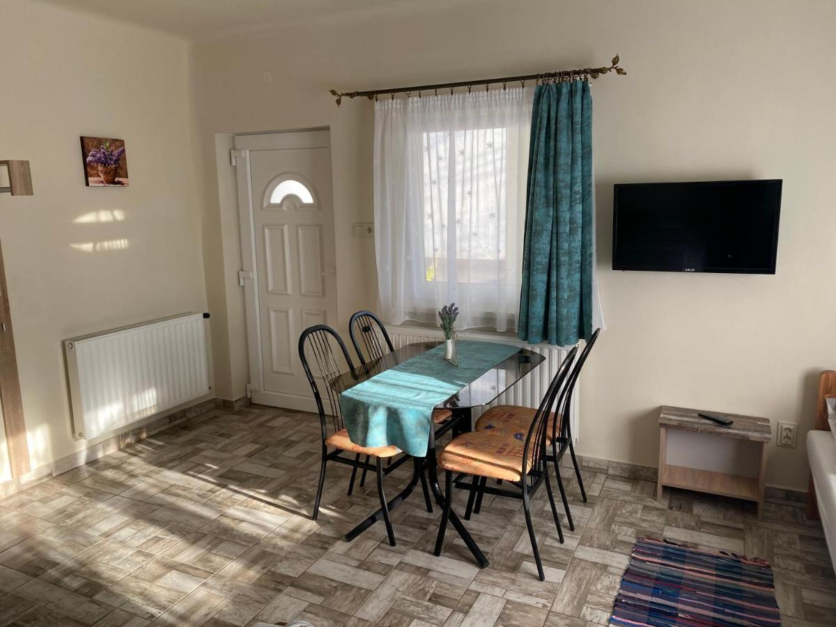 Levendula Vendeghaz Apartment Хайдубьосьормени Екстериор снимка