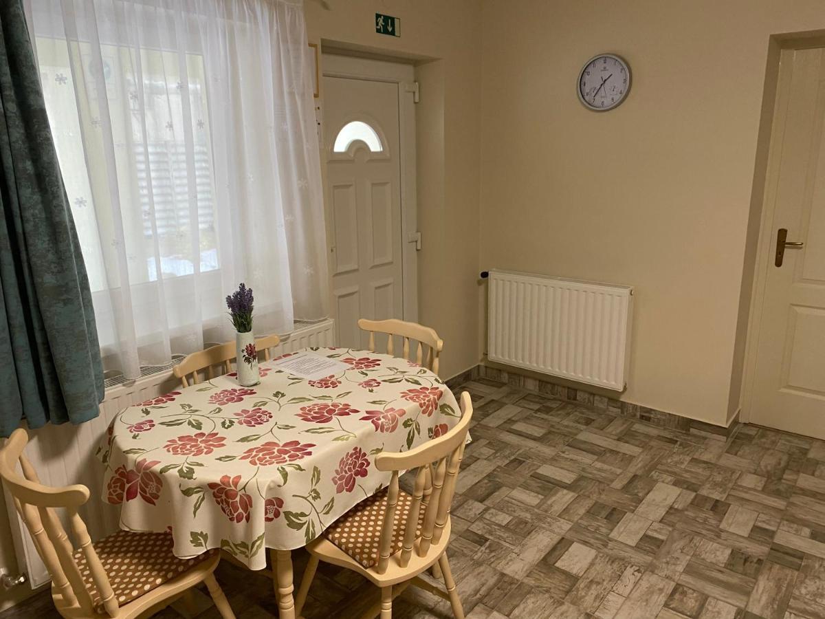 Levendula Vendeghaz Apartment Хайдубьосьормени Екстериор снимка