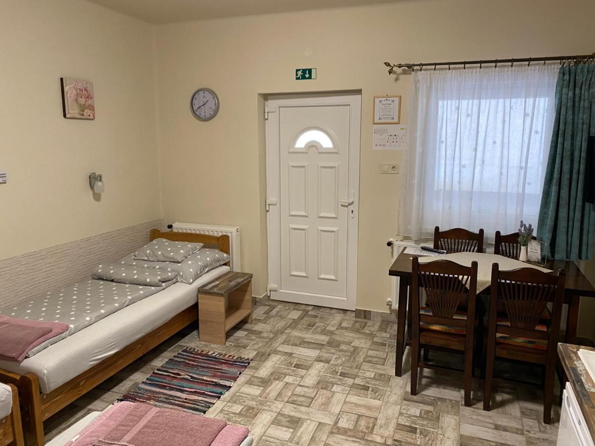 Levendula Vendeghaz Apartment Хайдубьосьормени Екстериор снимка