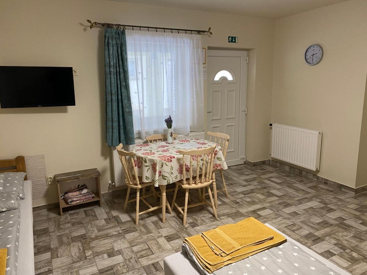 Levendula Vendeghaz Apartment Хайдубьосьормени Екстериор снимка