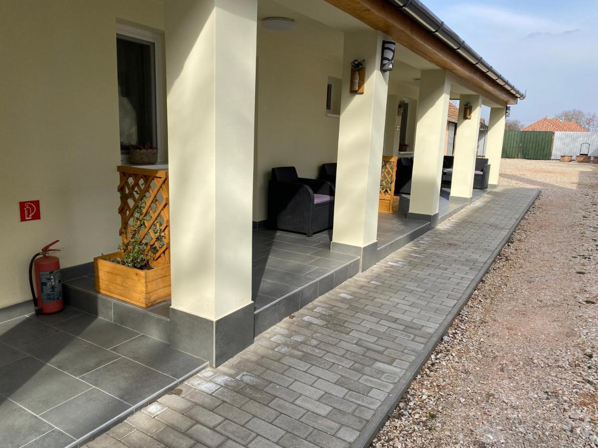 Levendula Vendeghaz Apartment Хайдубьосьормени Екстериор снимка